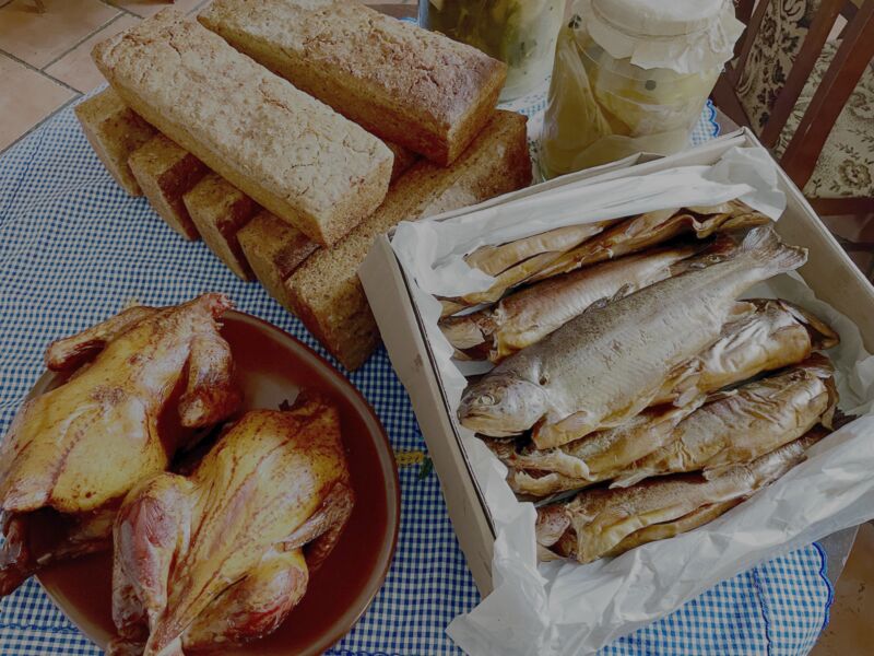 Wędliny, drób, ryby w Szynku wędzone i chleb na zakwasie w Szynku pieczony