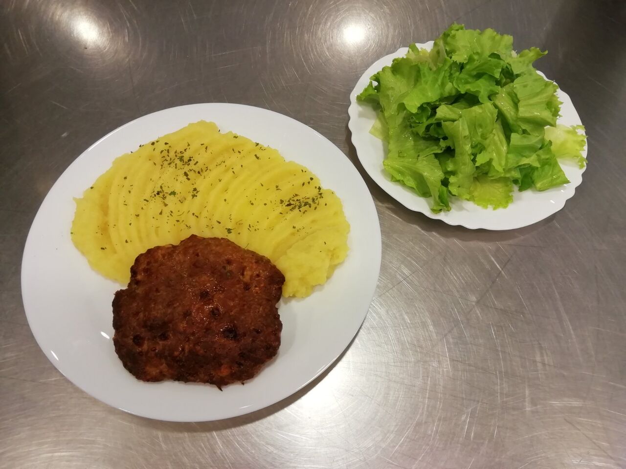 Faširani odrezak, krumpir pire, salata