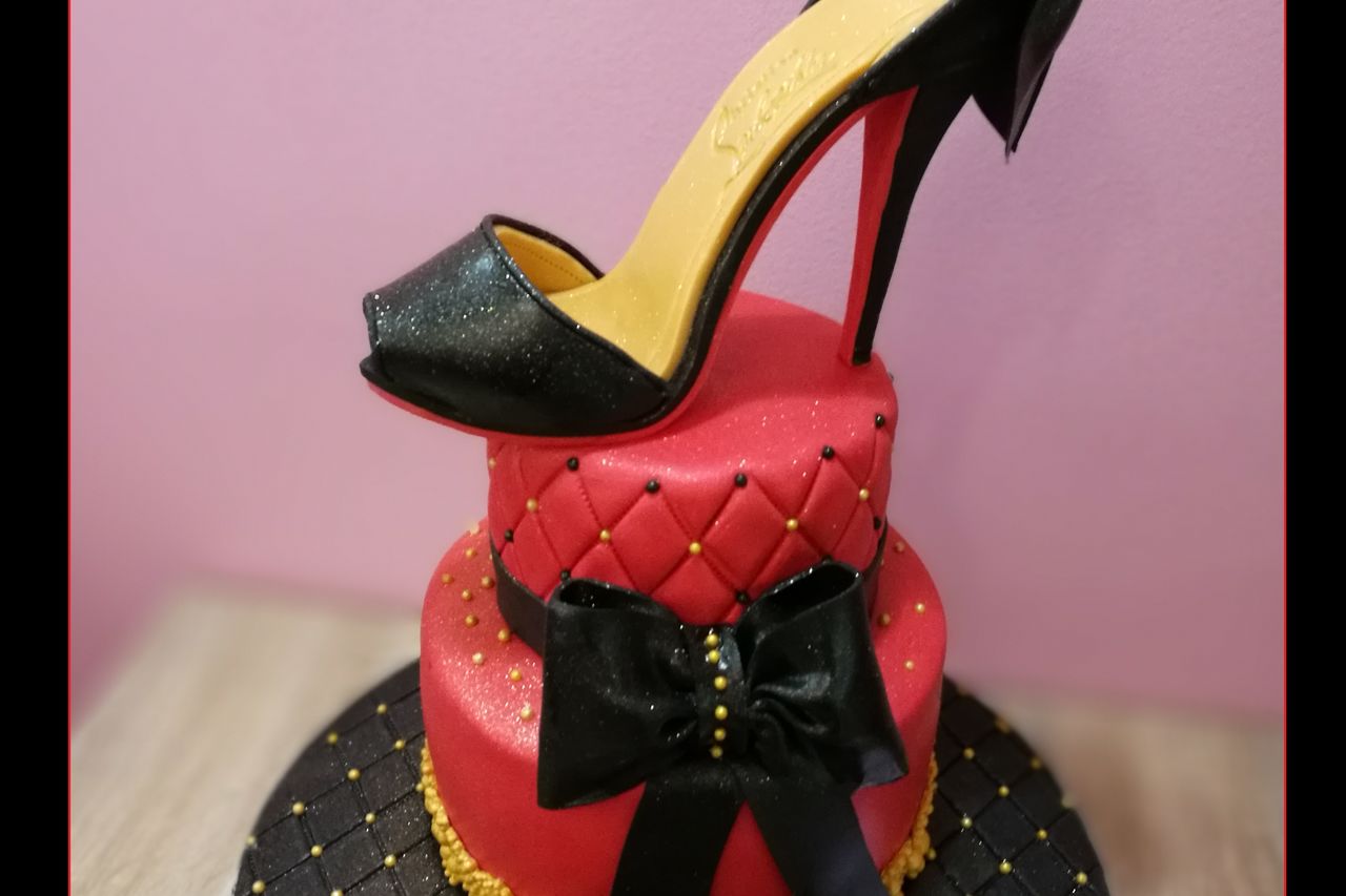 Tower Cake (Pièce-Montée) Louboutin pour une "Influenceuse Mode" très suivi sur les réseaux sociaux!