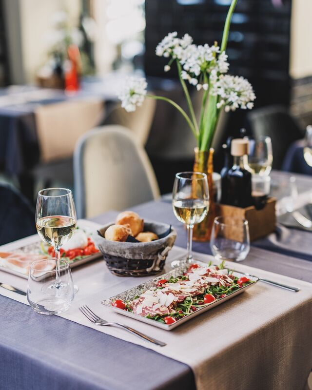 Juneći carpaccio na podlozi od rukole sa Grana Padanom, cherry rajčicama i narom