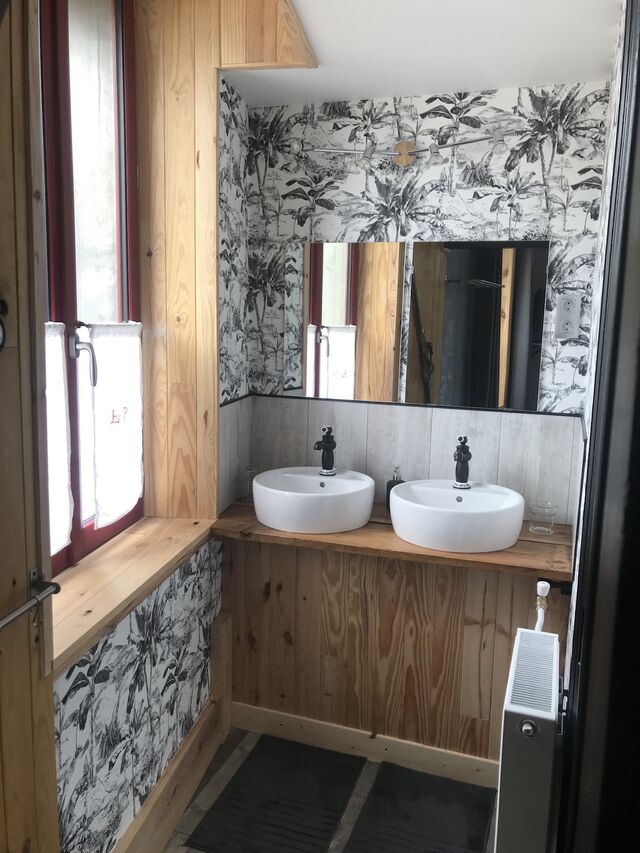 Salle de bain double vasque avec douche, piste rouge.