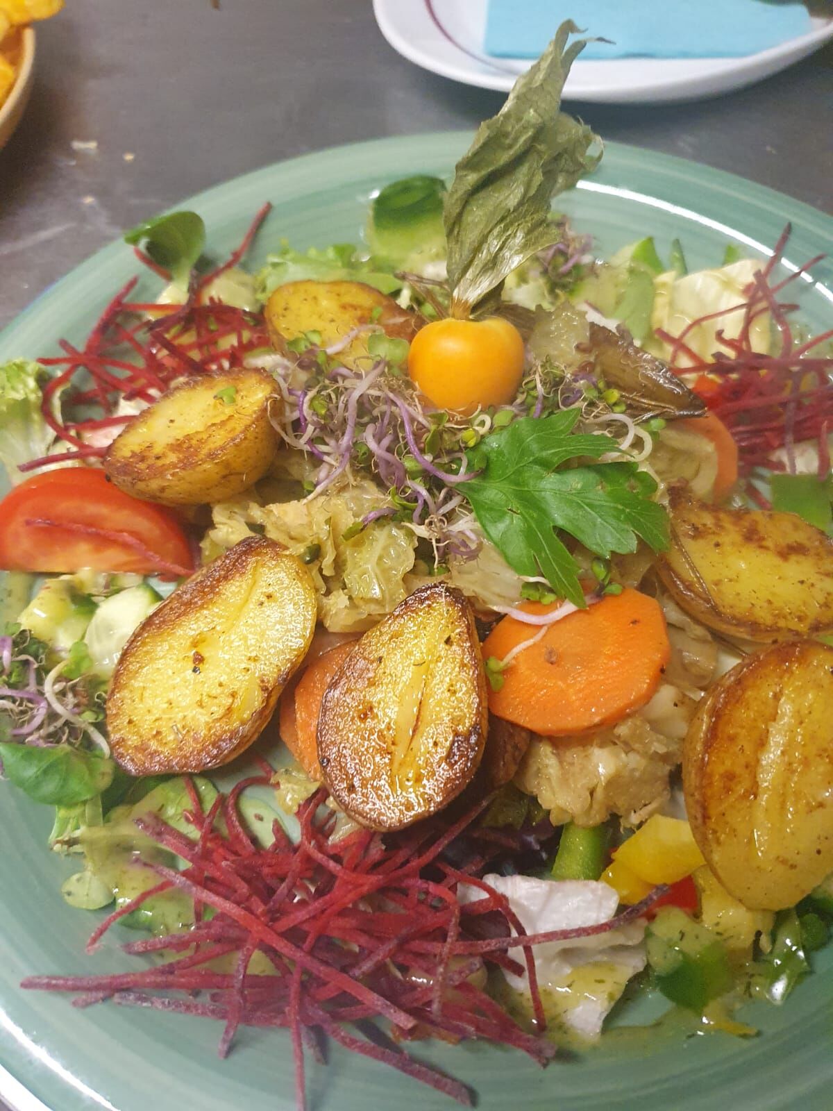 Veggiepfanne umzingelt mit Rosmarindrillingen 