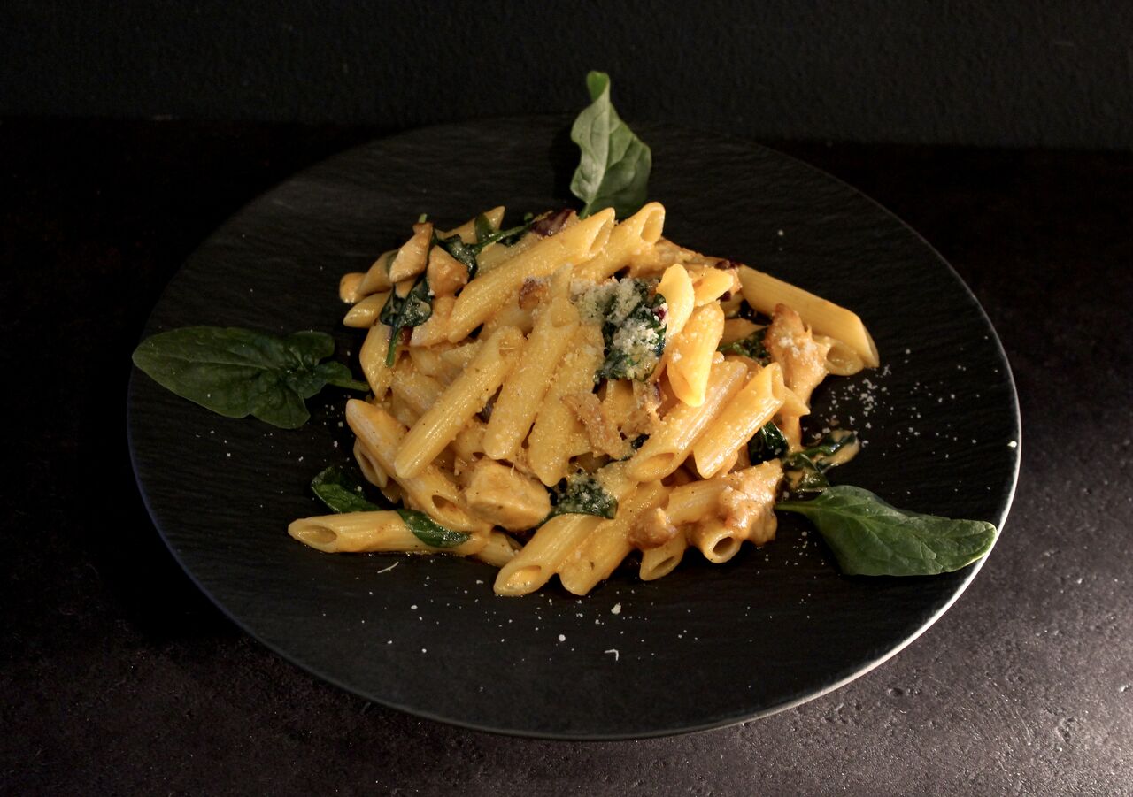 205. Penne Chicken
€9,40
(A C G)
mit Pestosahnesauce, Hähnchenbrustfilet, Spinats und Zwiebeln
