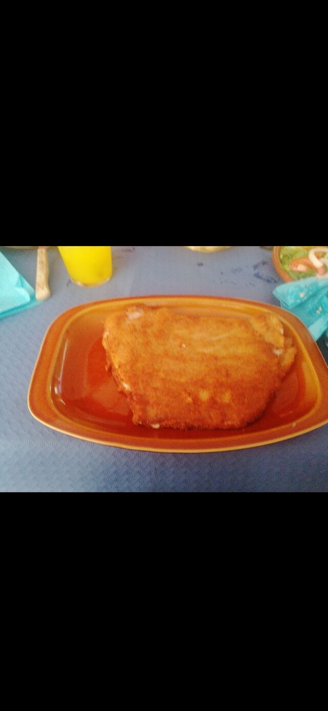 Cachopo acompañado con patatas y pimiento. 