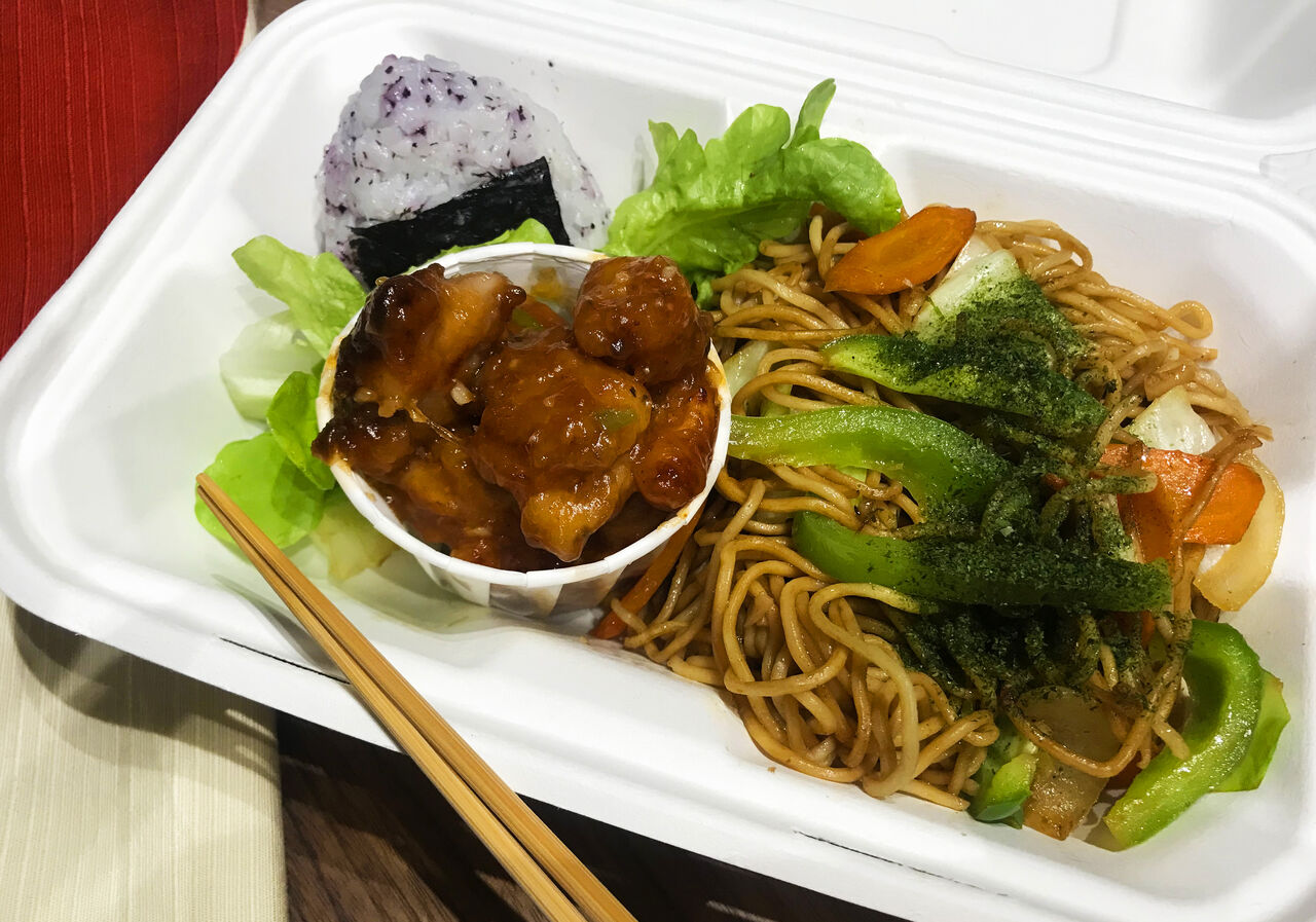 yakisoba, onigiri, poulet à la sauce chili.