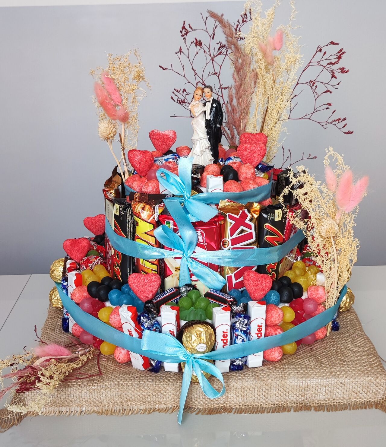 Le gâteau de mariage (60€)La pièce montée est composé de Ferrero, Twix,mars,lion,kit-kat, célébrations,fraise tagada,dragibus 