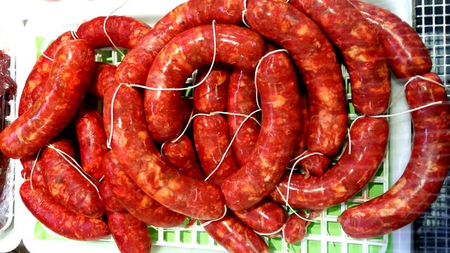 SALCICCIA DA FRIGGERE TAGLIATA A MANO PICCANTE E DOLCE CON FINOCCHIETTO SELVATICO EURO 13,00 AL KILO
