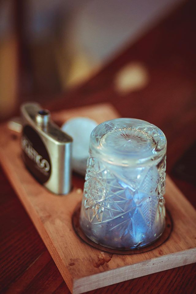 Rivisitazione del cocktail “Old Fashioned” la nostra ricetta prevede l'affumicatura del bicchiere di servizio...
