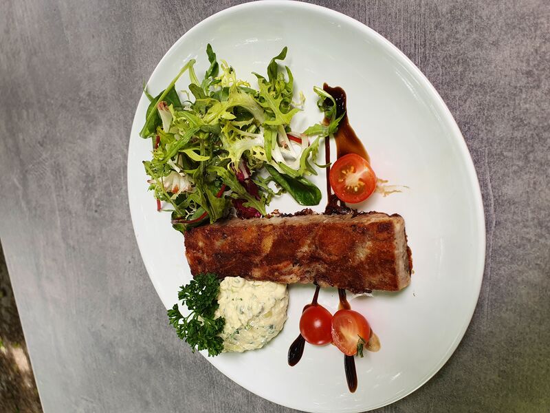pressé de tête de veau aux noix de macadamia juste snacké, sauce gribiche et salade