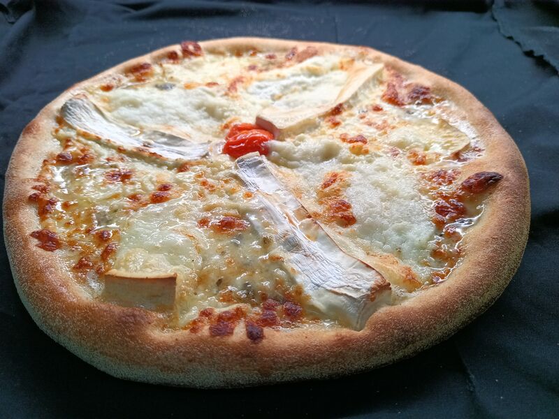 L'aveyronaise: base crème ,mozzarella, fromage mixte brebis vache,fromage roquefort,fromage de chèvre, miel.19.50€