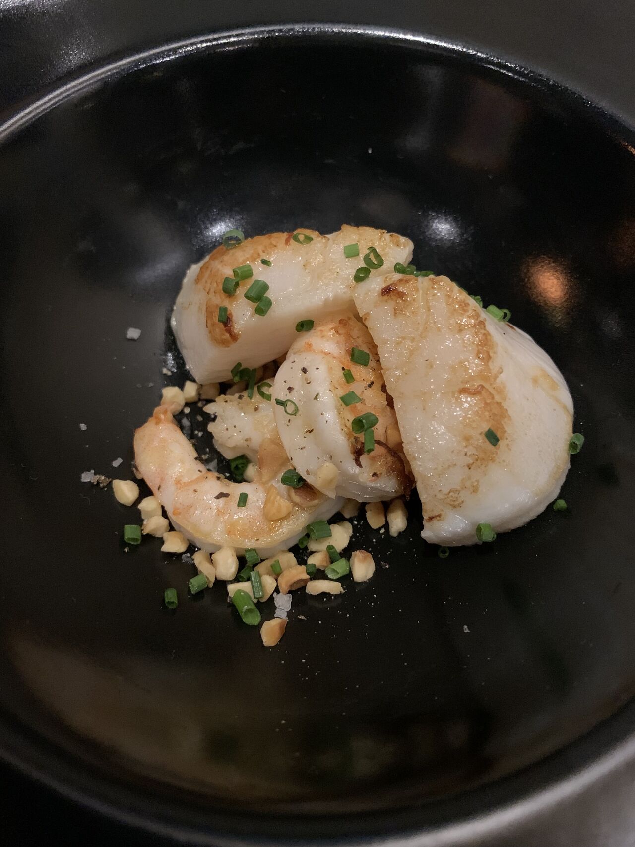 Avant ...
Le Velouté d’Endives, Saint Jacques, Gambas et Noisettes Croquantes
