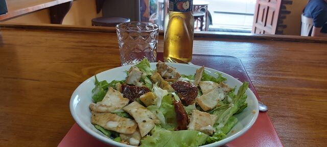 ENSALADAS, acompáñala con una deliciosa copa vino blanco o tinto