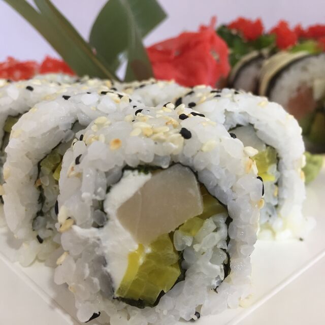 Каліфорнійський з масляною копченою та дайконом маринованим