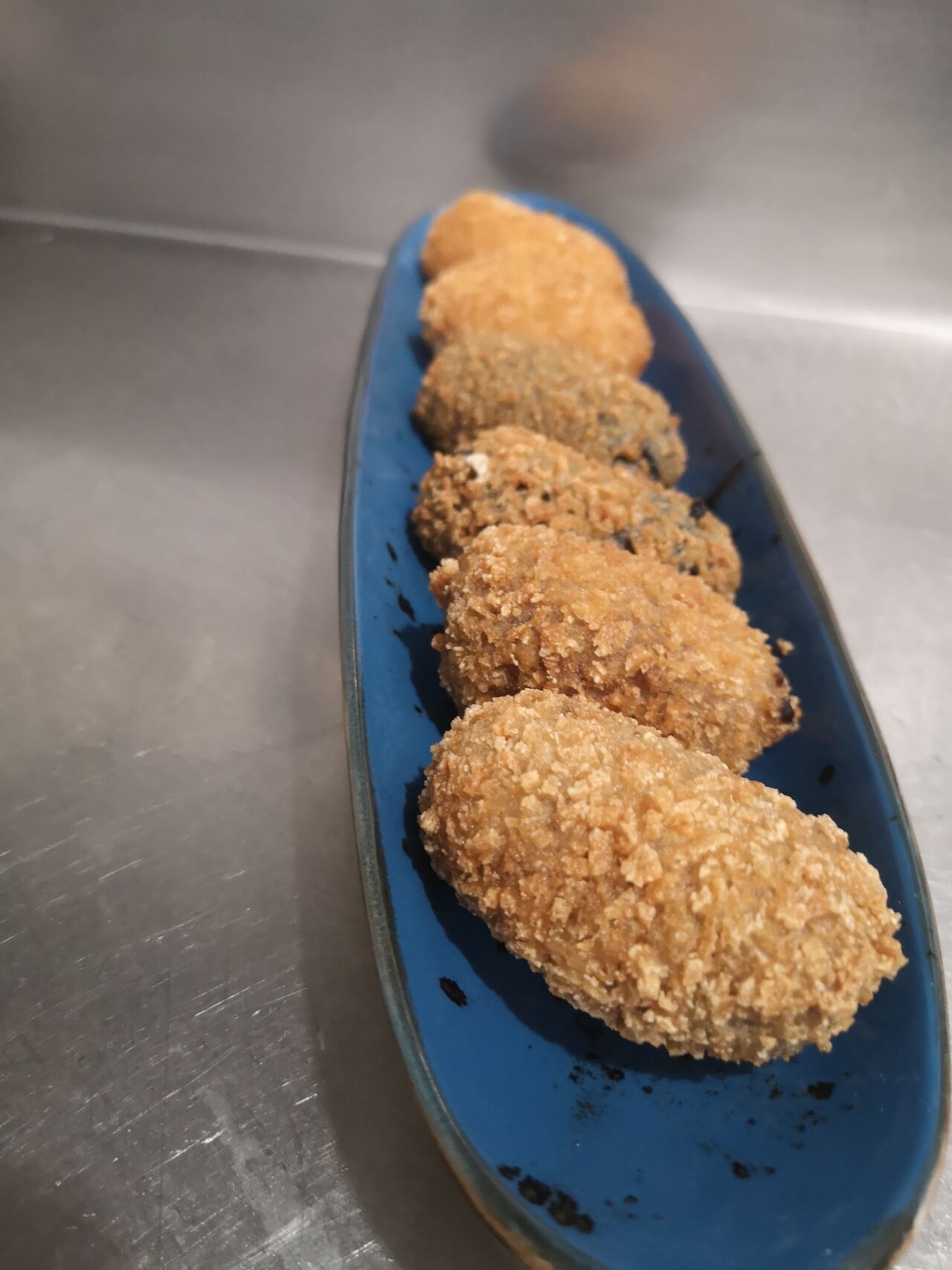 Prueba nuestra variedad de croquetas;
Chipiron, hongos o jamón ibérico.