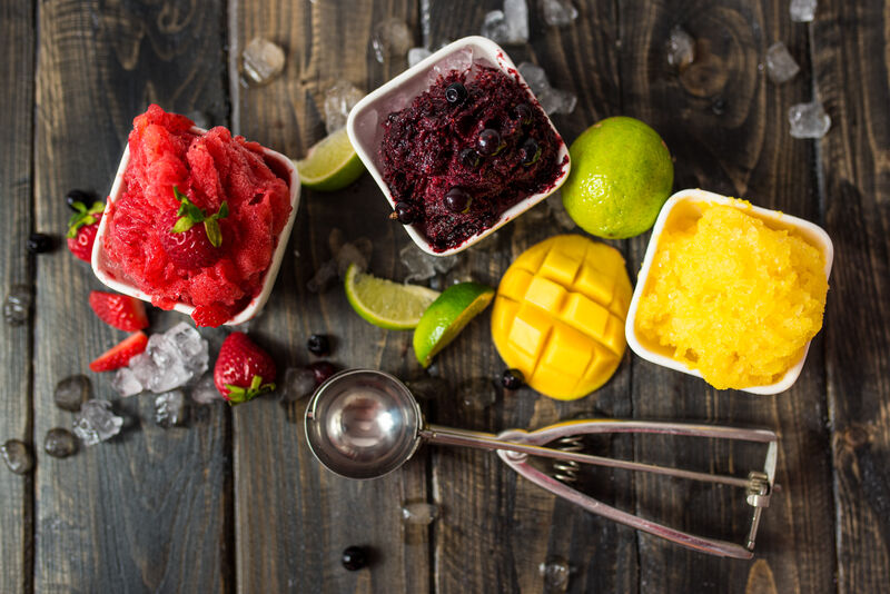 Jahoda + černý rybíz + mango oholená zmrzlina