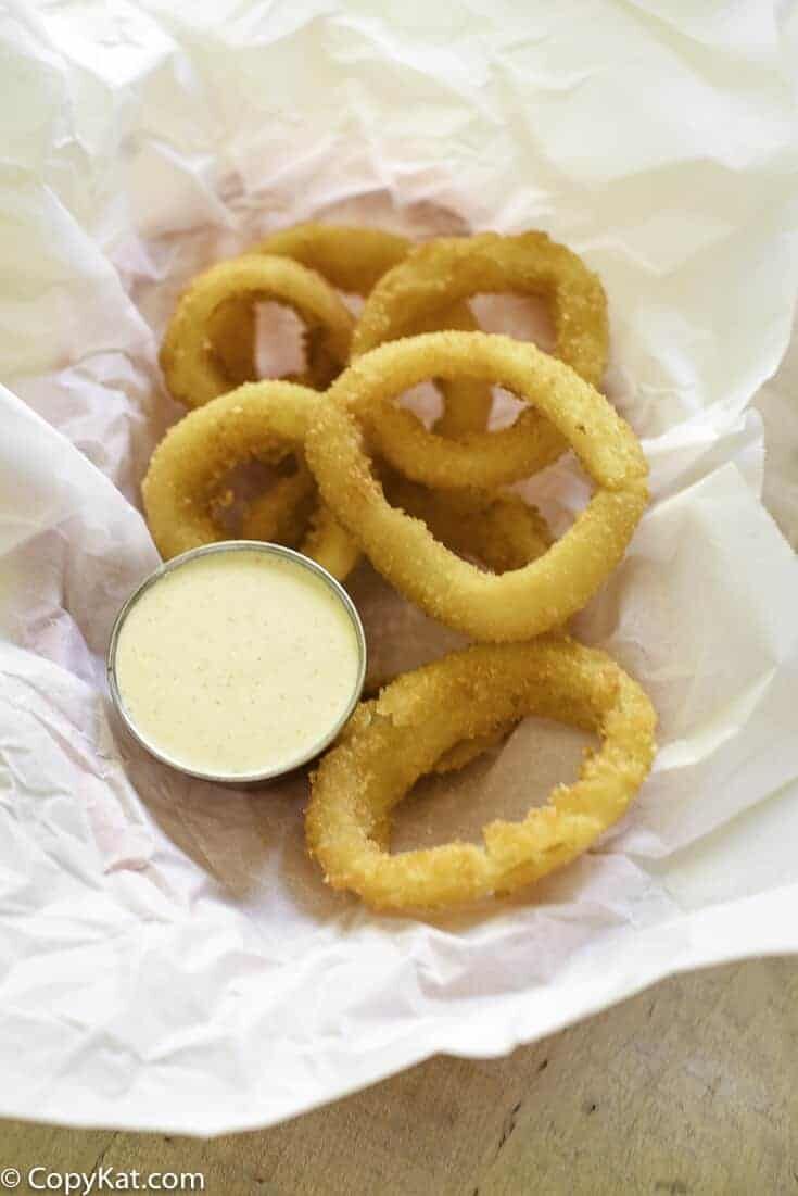 OIGNONS RINGS : ( beignet d'oignon frit ).
6 oignons rings + 1 sauce .
prix :4€