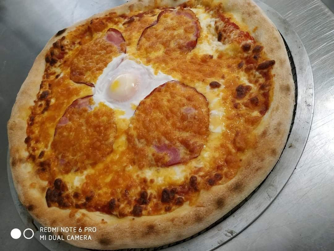 Welsh 13€base crème / mozzarella /cheddar / bacon / œufs 