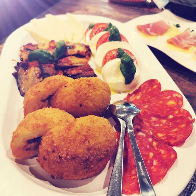 Antipasti (Arancini, Parmigiana, Caprese, Salame e formaggio)