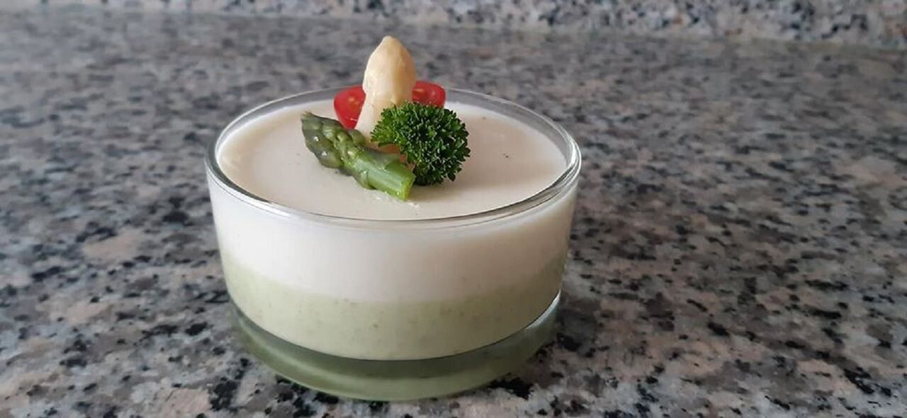 Spargelmousse von grünem und weißem Stangenspargel mit Cherrytomate und Spargelspitzen