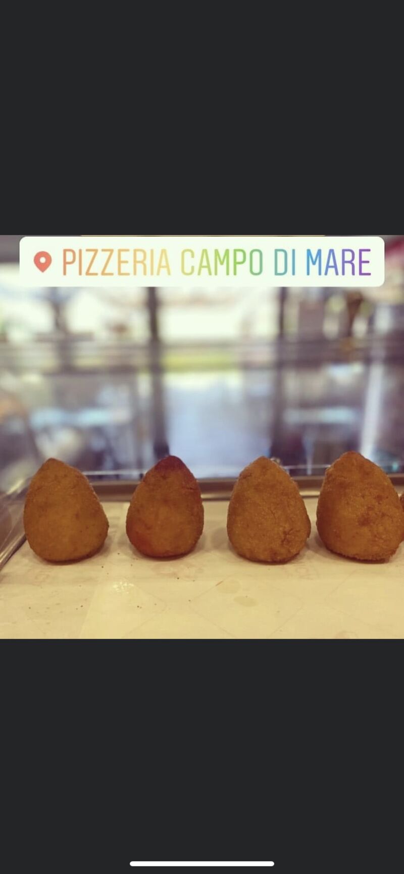 Arancini fatti a mano: nduja, cacio e pepe e i classici ragù piselli e zafferano. 