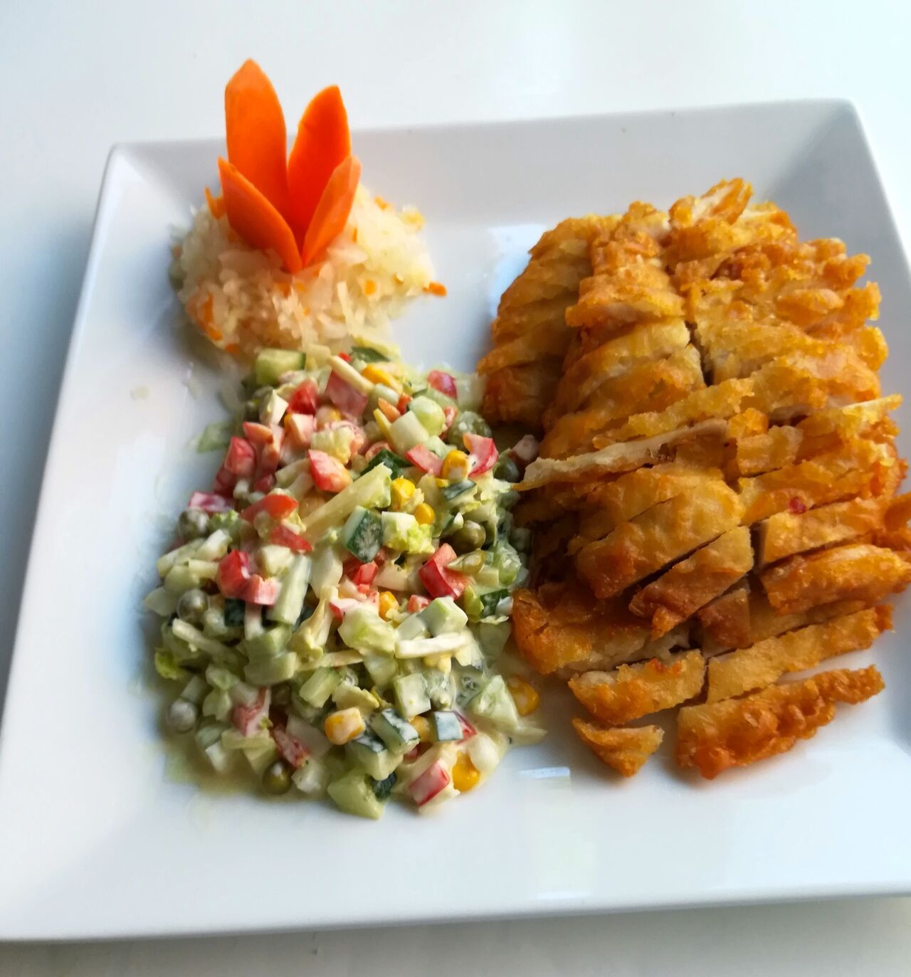 Przepyszny kurczak Shanghai w chrupiacej panierce, podawany ze swiezo przygotowana salatka warzywna. Delicje!