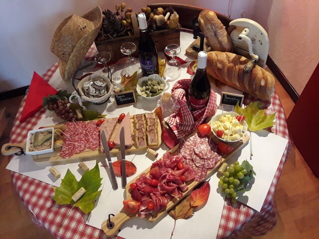 On fête le beaujolais nouveau avec un buffet de charcuterie offert !