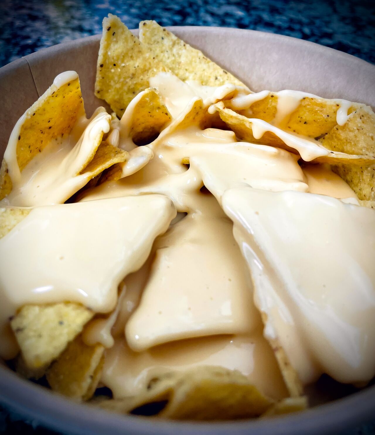 Les Nachos à la sauce cheddar