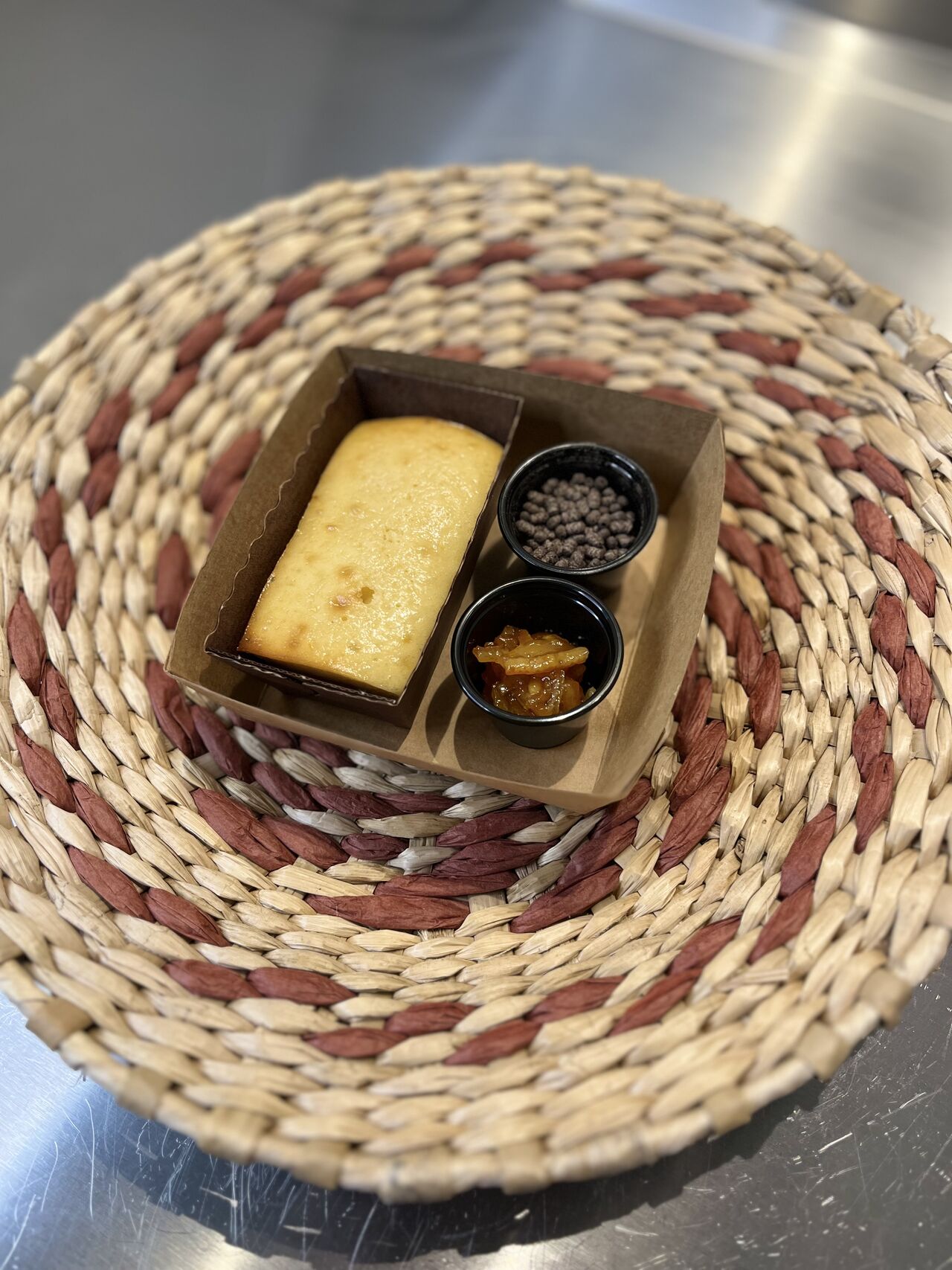 Cake au citron, marmelade d’agrumes, crispy 