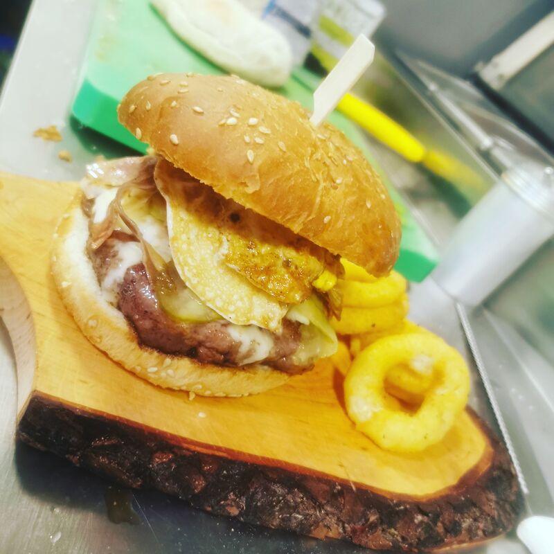 Burger Kladnjičanac s pohanom kapulom