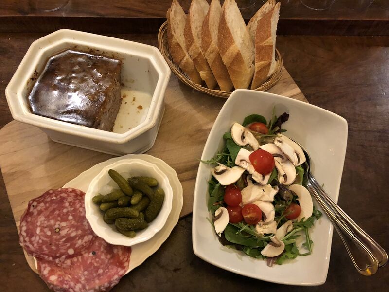 La terrine maison accompagné de sa salade et de sa rosette de Lyon, cornichons