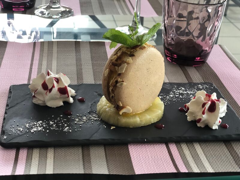 Macaron au Chocolat, Tranche d'Ananas Frais
