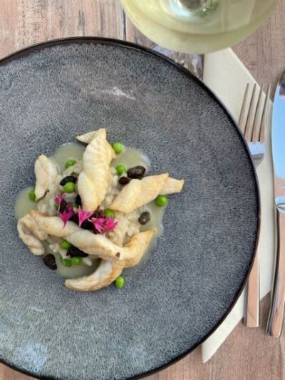 Aiguillettes de sole mijotées aux morilles, risotto et petits pois