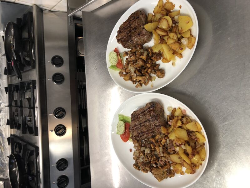 Pfifferlinge Natur mit Rumpsteak und Bratkartoffeln