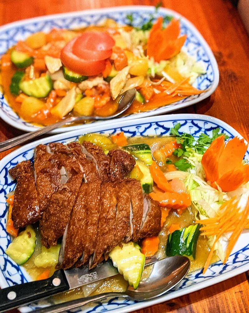 Hier sehen Sie von hinten nach vorne: Cheow Mak Kahm mit Hühnchen und Narm Korng mit knuspriger Ente.