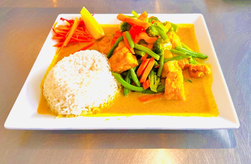 Gelber Thaicurry mit Tofu, Gemüse & Reis als Beilage 