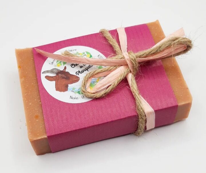 Savon anti-âge : argile rouge et huile de bourrache au parfum délicat de chèvrefeuille