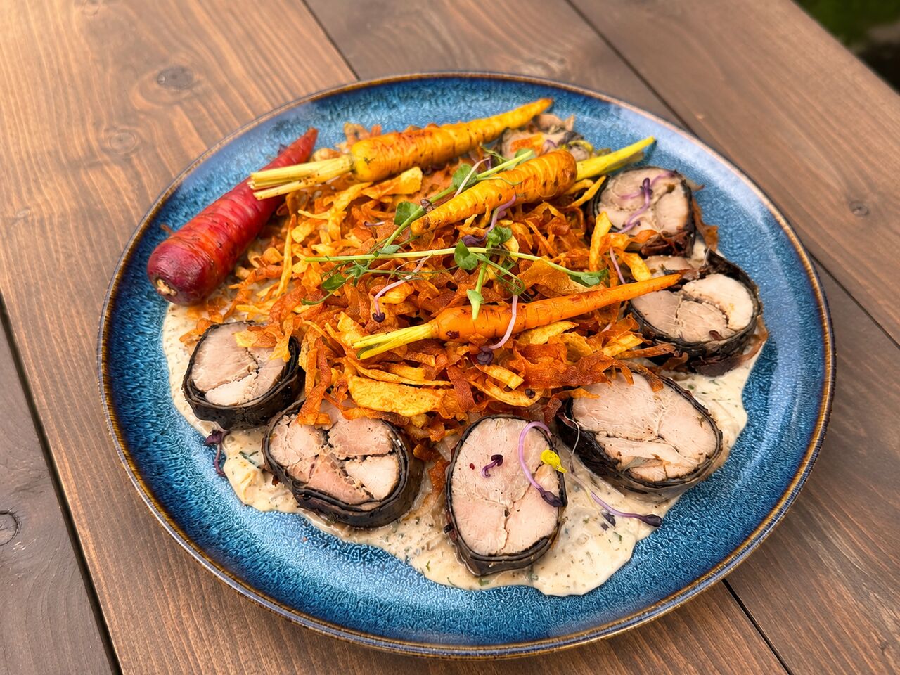 SZUVIDÁT SERTÉSSZŰZ MOZAIK MASCARPONÉS GOMBAMÁRTÁSSAL,SZALMA BURGONYÁVAL ÉS VAJON PIRÍTOTT TRICOLOR SÁRGARÉPÁVAL 🐷🥕