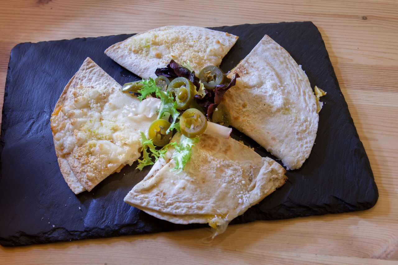 QUESADILLA TRES QUESOS
MOZZARELLA, CHEDAR, ROQUEFOR Y SALSA PICO GALLO