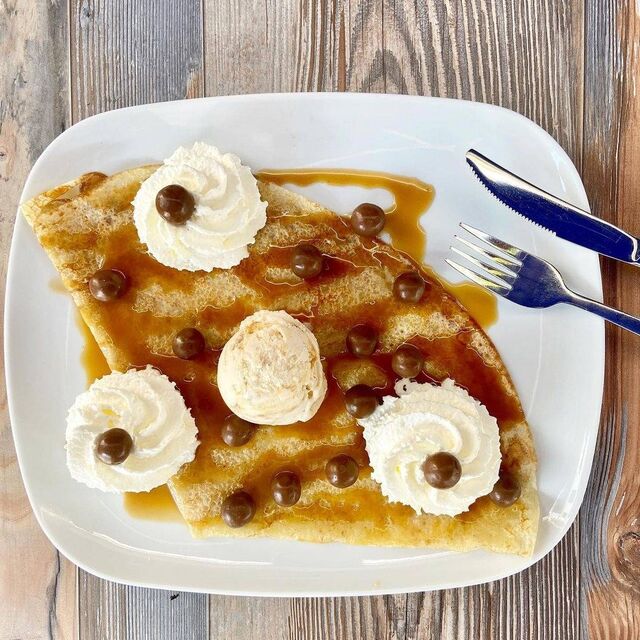 Crêpe caramel beurre salé, Maltesers, boule de glace caramel et chantilly.