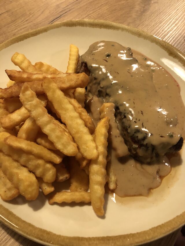 Kalbssteak mit Pfefferrahmsoße und Pommes Frites