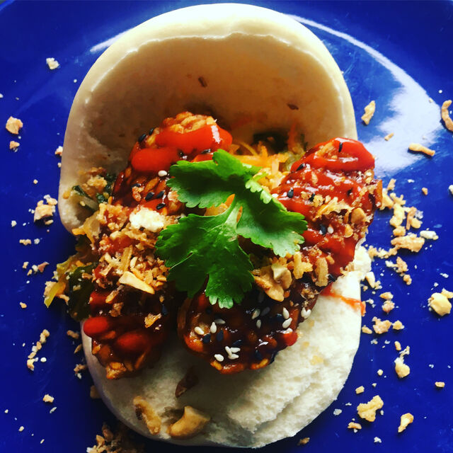 Steam bun met sticky tempeh, kimchi en plum sauce 