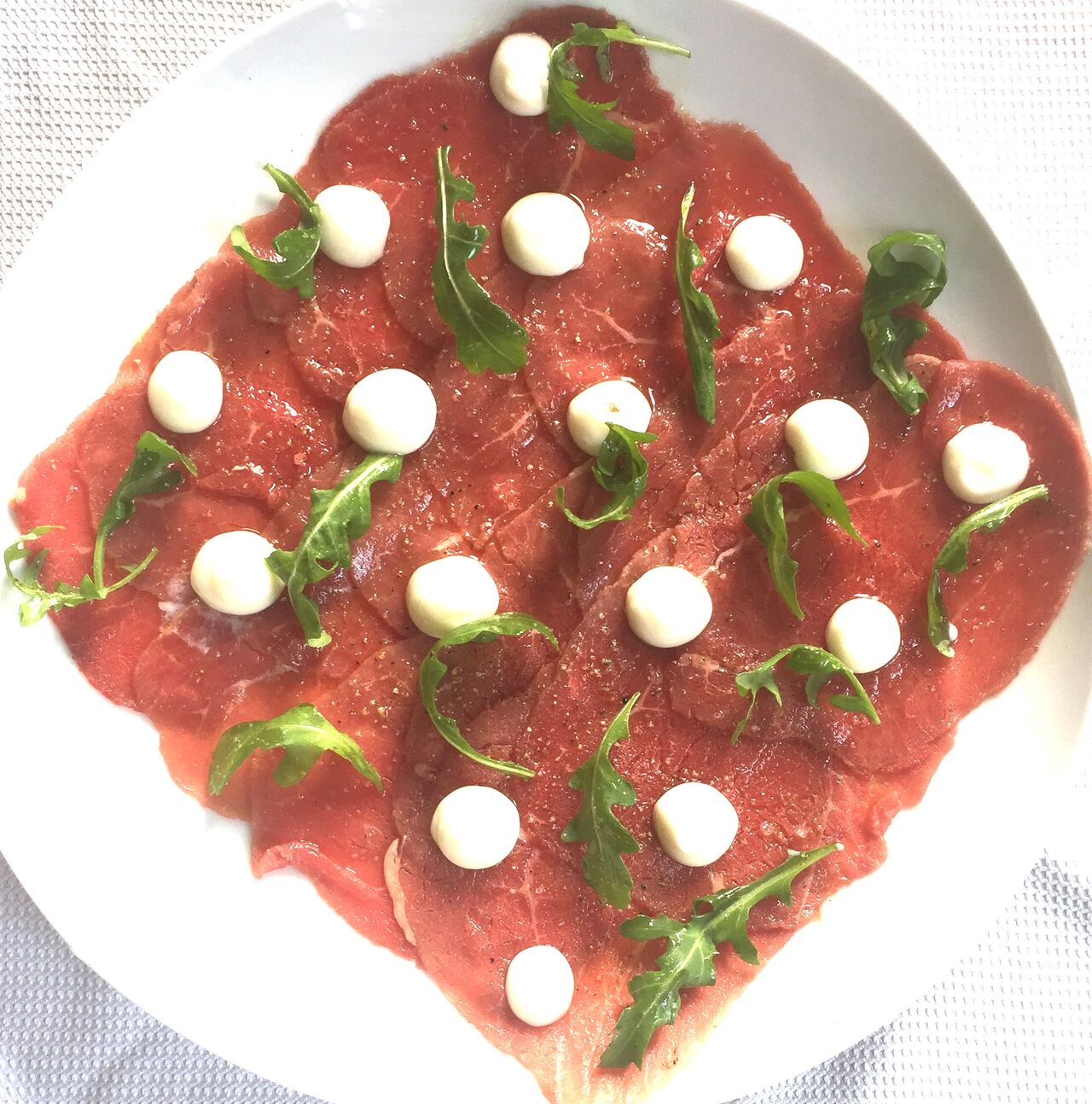Carpaccio de bœuf, crème de parmesan, fine roquette