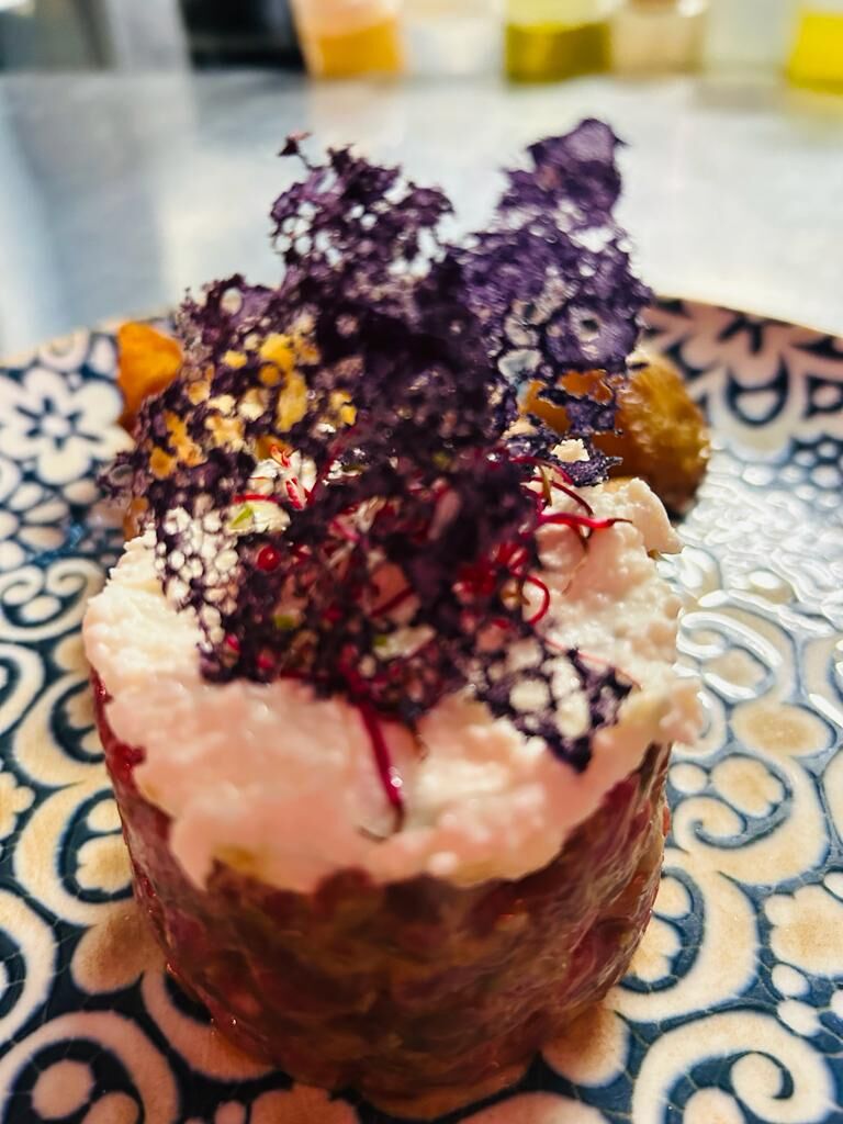 Tartare di filetto, crema parmigiana e dentelle