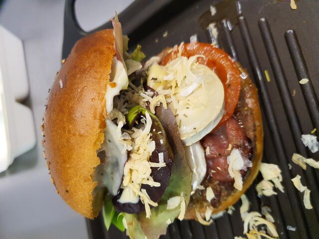 Notre burger monsieur séguin
Chèvre miel bacon steak haché salade
9.50 €