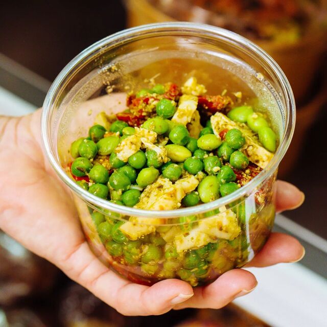 Salade de petits pois, fèves, poulet rôti, tomates séchées, pesto basilique