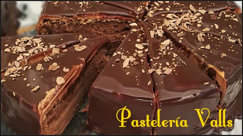 Ración Tarta de Chocolate.
Bizcocho de Chocolate relleno de Crema de Cacao y Chocolate con un baño de cobertura de Chocolate.
