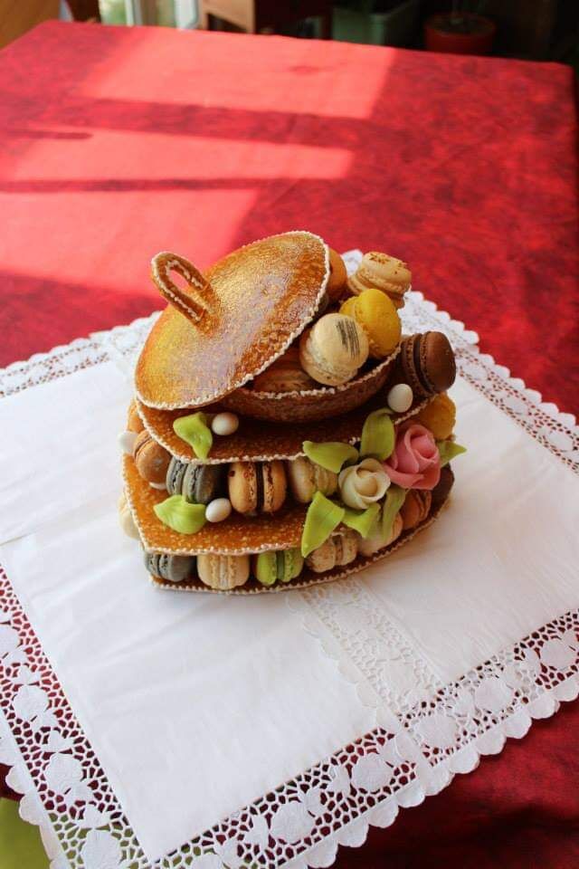 Piece pour 15pers en nougatine avec 45 macarons 88,00€ 