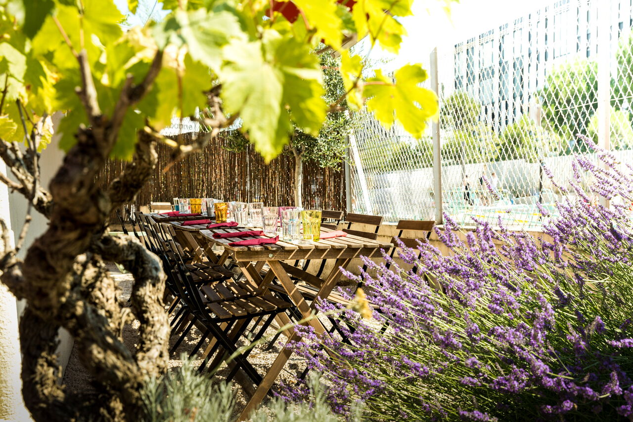 Terrasse sous les parasols