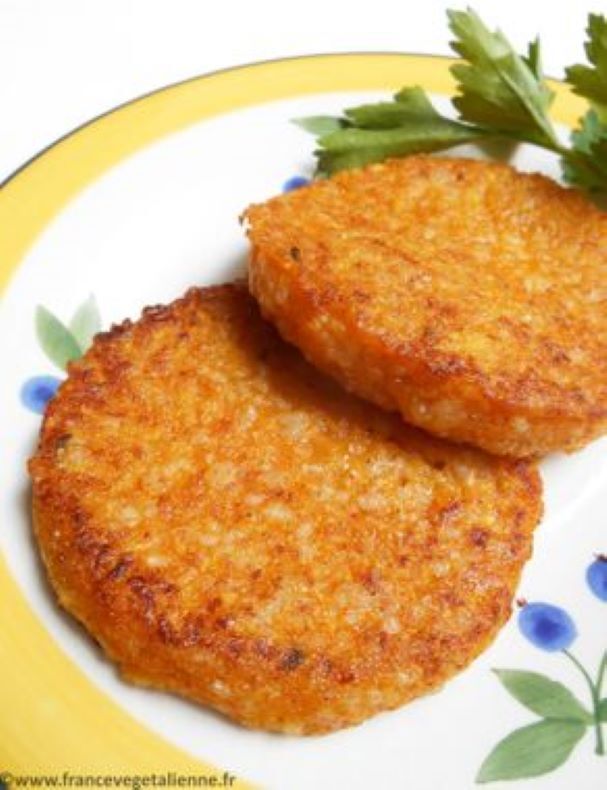 GALETTE VEGGIE : galette végétarienne croustillante composée de purée de pomme de terre et de légumes .