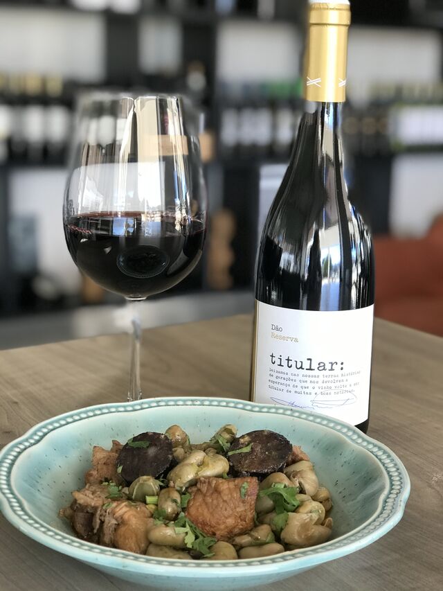 Titular Reserva, vinho complexo, de rubi intenso, harmoniza muito bem com as Favas guisadas com chouriço & entrecosto. 